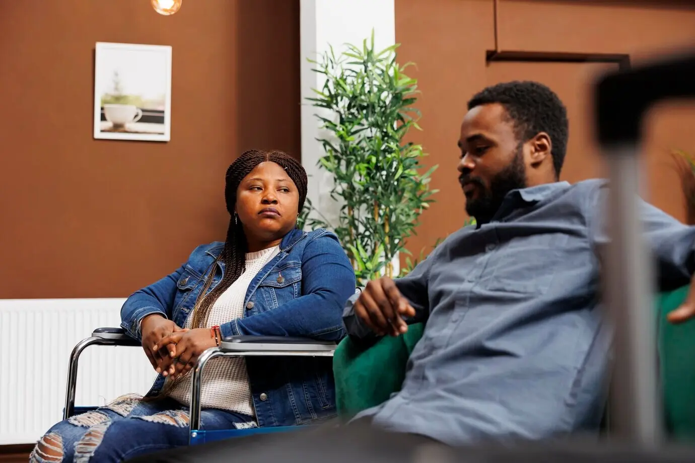 Mujer viajera discapacitada e infeliz