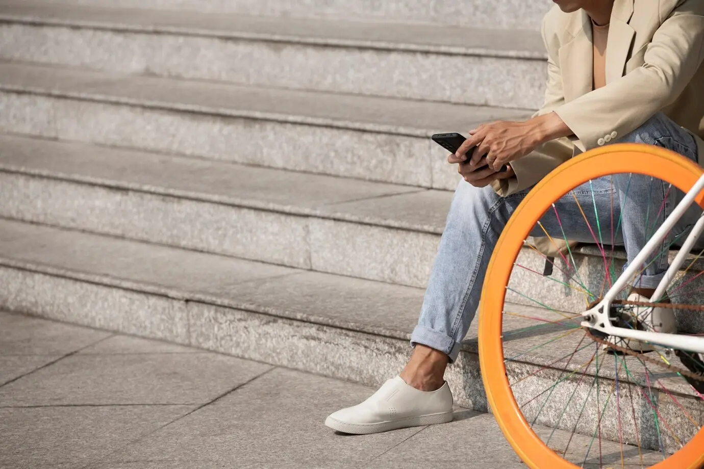 Vista en picado de un hombre sentado en unas escaleras.