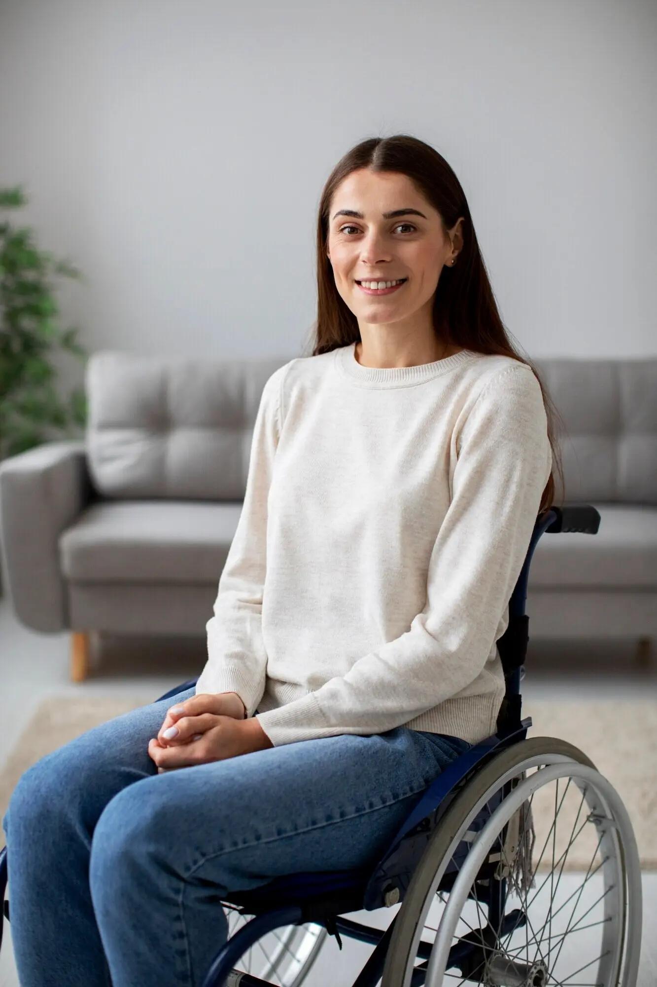 Mujer joven sonriendo en una silla de ruedas